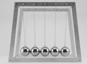 PENDULO GIGANTE DE NEWTON 14.5" X 12.5" X 9" GIANT NEWTON´S CRADLE